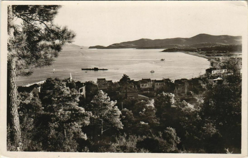 Carte postale ancienne Le Lavandou Vue Generale et le Cap Benat au Lavandou