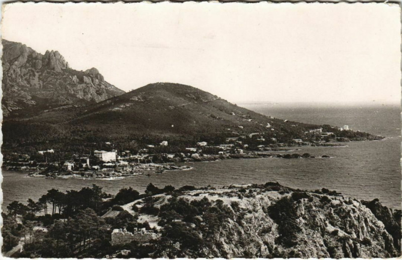 Carte postale ancienne Agay La Pointe de la Baumette et l'Esterel