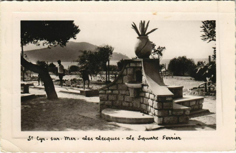 Carte postale ancienne Saint-Cyr-sur-Mer Square Scene à Saint-Cyr-sur-Mer