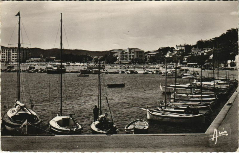 Carte postale ancienne Le Lavandou Le Port au Lavandou