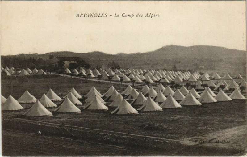 Carte postale ancienne Brignoles Le Camp des Alpins à Brignoles
