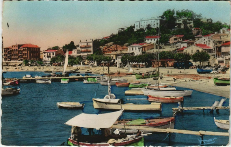 Carte postale ancienne Le Lavandou Le Port au Lavandou