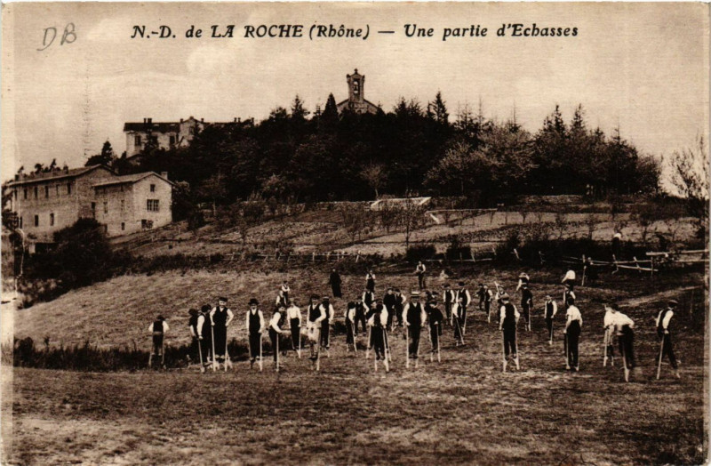Carte postale ancienne Les Sauvages - N.-D. de la Roche - Une partie d'Echasses aux Sauvages