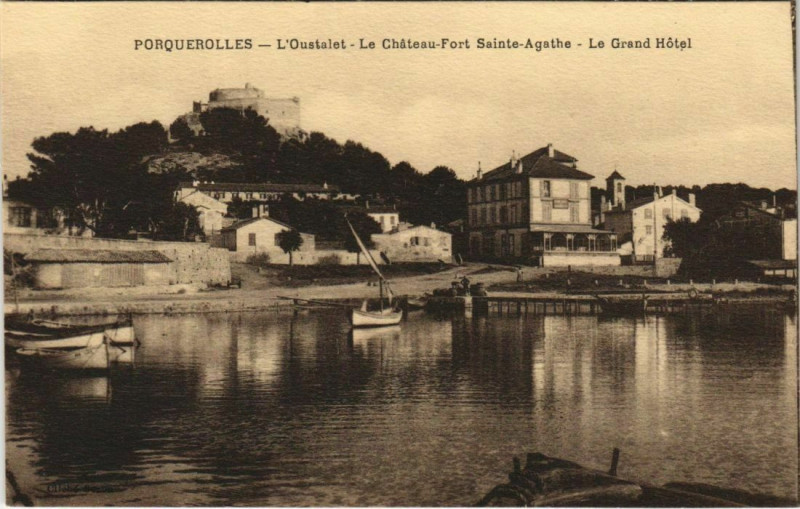 Carte postale ancienne Porquerolles L'Oustalet - Chateau-Fort Sainte-Agathe - Grand Hotel