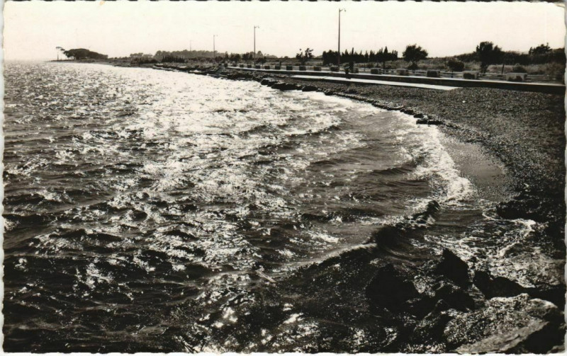 Carte postale ancienne La Londe-les-Maures Coucher de Soleil sur le Bd. Front de Mer à La Londe-les-Maures