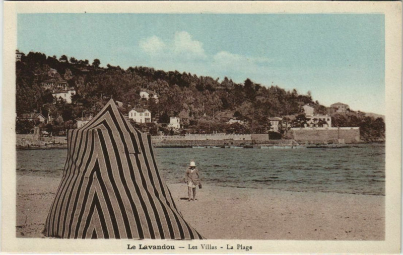 Carte postale ancienne Le Lavandou Les Villas - La Plage au Lavandou