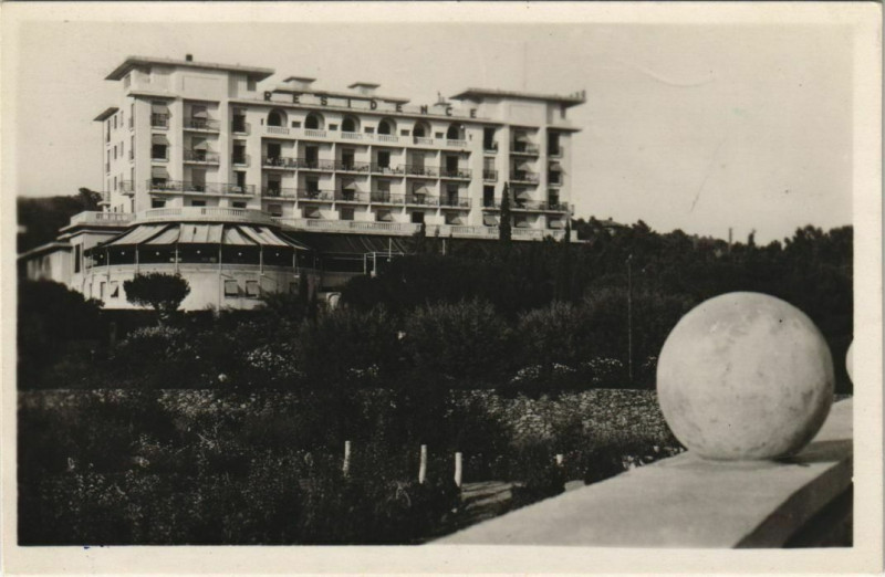 Carte postale ancienne Le Val Le Val-d'Esquieres - Building Scene au Val