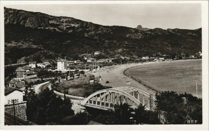Carte postale ancienne Agay La Plage et les Villas