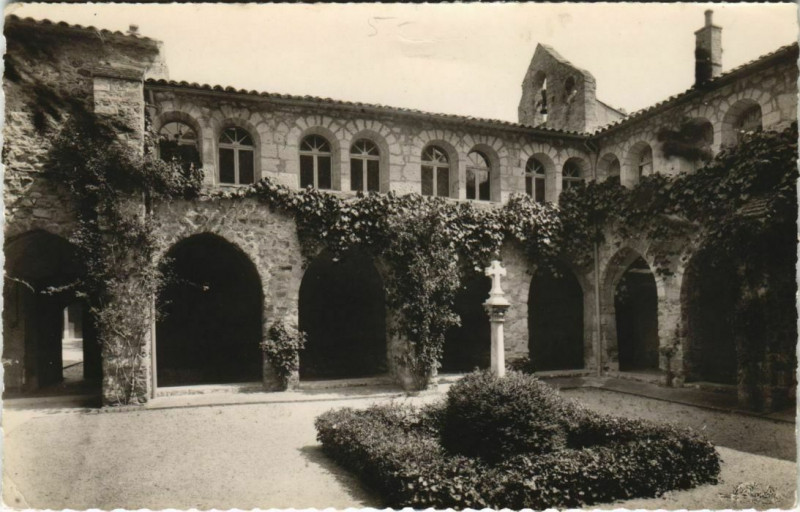 Carte postale ancienne Les Arcs-sur-Argens Sainte-Roseline - Interieur du Cloitre aux Arcs
