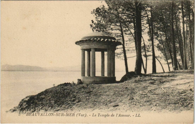 Carte postale ancienne Beauvallon-sur-Mer Le Temple de l'Amour