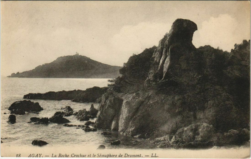 Carte postale ancienne Agay La Roche Crochue et le Semaphore de Dramont