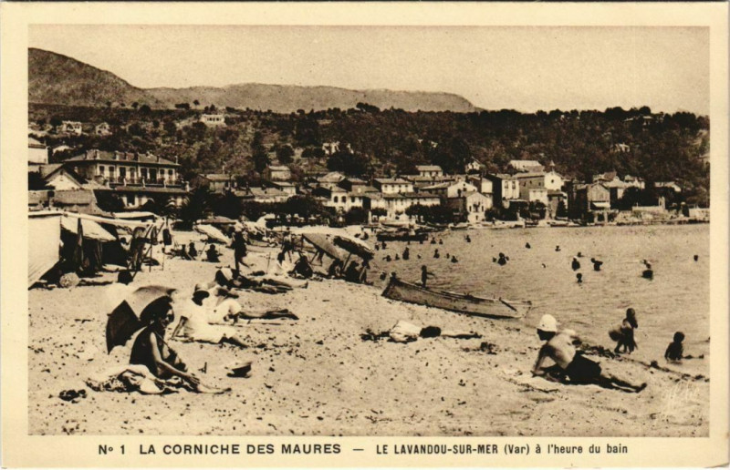 Carte postale ancienne Le Lavandou a l'Heure du Bain au Lavandou
