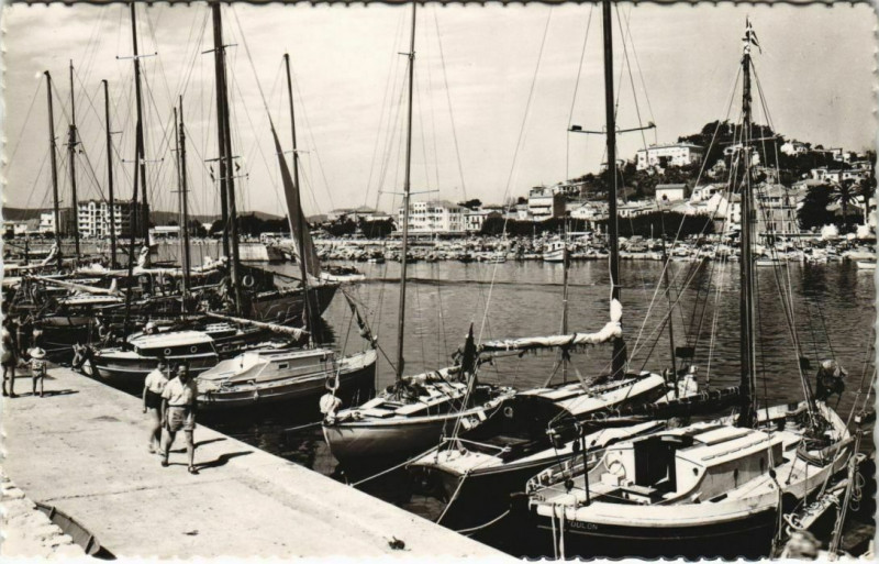 Carte postale ancienne Le Lavandou Le Port au Lavandou