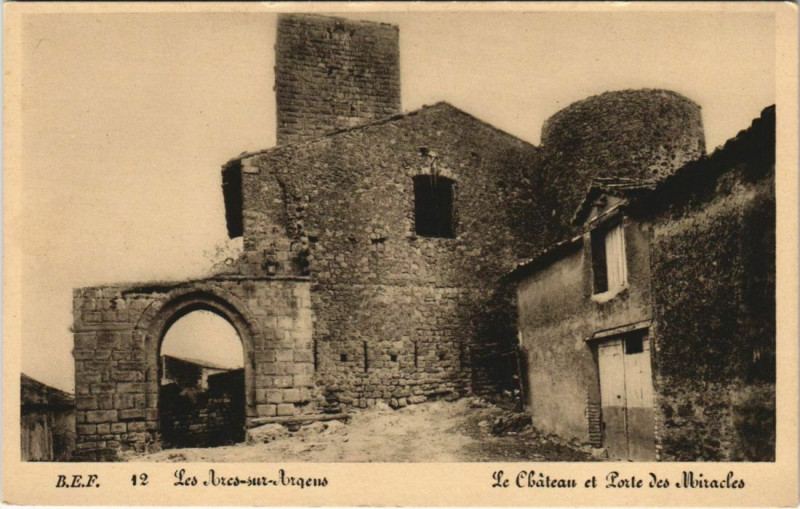 Carte postale ancienne Les Arcs-sur-Argens Le Chateau et Porte des Miracles aux Arcs