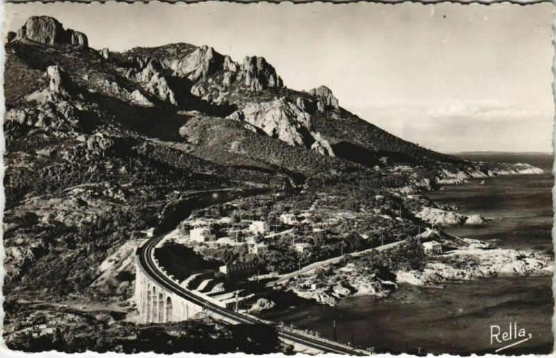 Carte postale ancienne Antheor Saint-Raphael - Le Viaduc et la Route de la Corniche d'Or à Saint-Raphaël