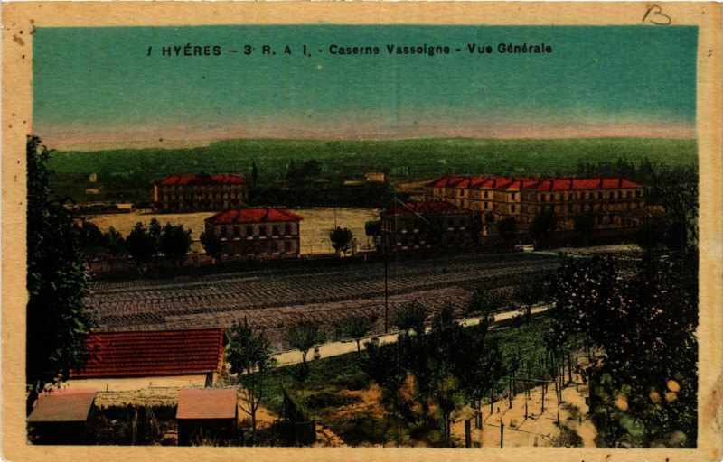 Carte postale ancienne Hyeres - Caserne Vassoigne - Vue générale à Hyères