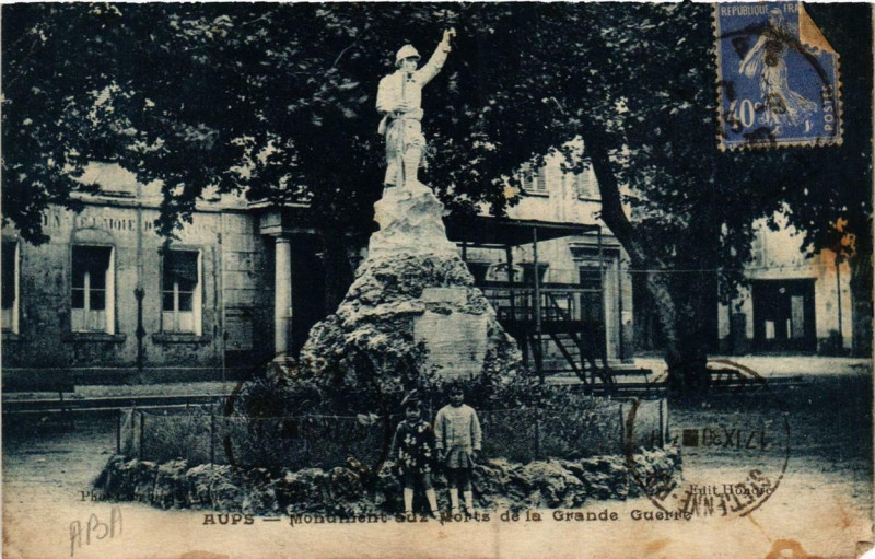 Carte postale ancienne Aups Monument ouz Morts de la Grande Guerre à Aups