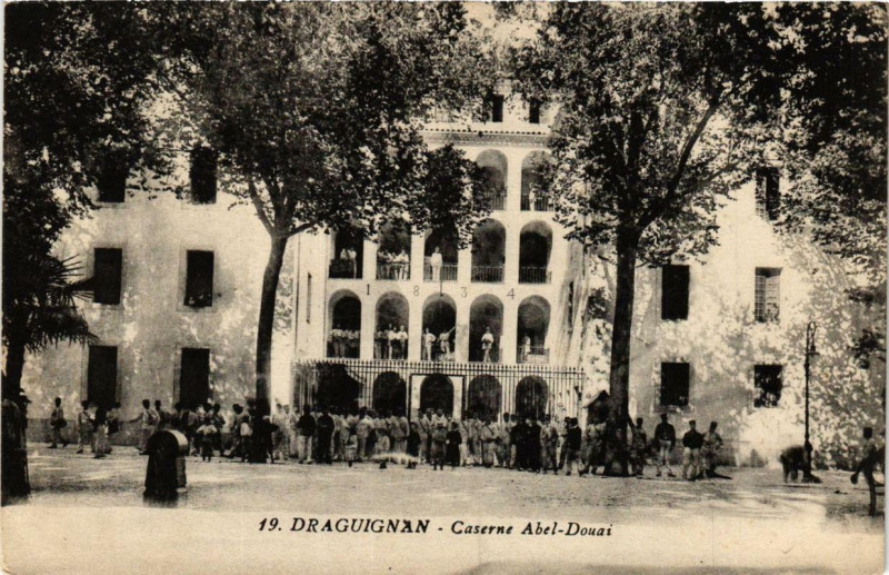 Carte postale ancienne Draguignan Caserne Abel.Douai à Draguignan