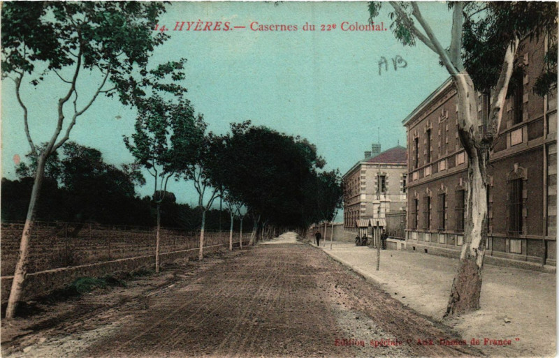 Carte postale ancienne Hyeres - Casernes du 22e Colonial à Hyères