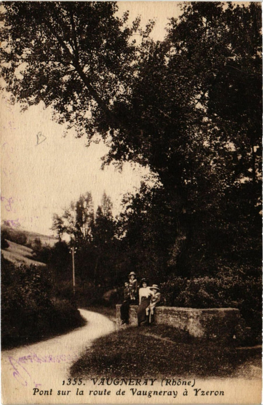 Carte postale ancienne Vaugneray - Pont sur la Route de Vaugneray a Ytzeron à Vaugneray