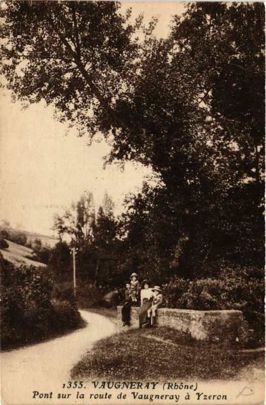 Carte postale ancienne Vaugneray - Pont sur la Route de Vaugneray a Ytzeron à Vaugneray