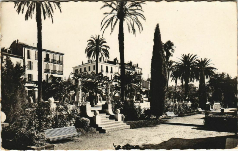 Carte postale ancienne Hyeres Jardins et pergolas sur l'Avenue de Belgique France à Hyères