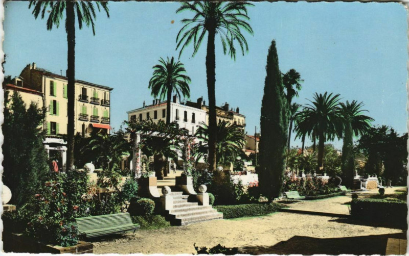 Carte postale ancienne Hyeres Jardins et pergolas sur l'Avenue de Belgique France à Hyères