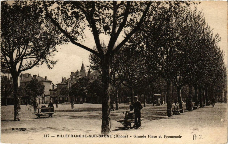 Carte postale ancienne Villefranche-sur-Saone Grande Place et Promenoir à Villefranche-sur-Saône