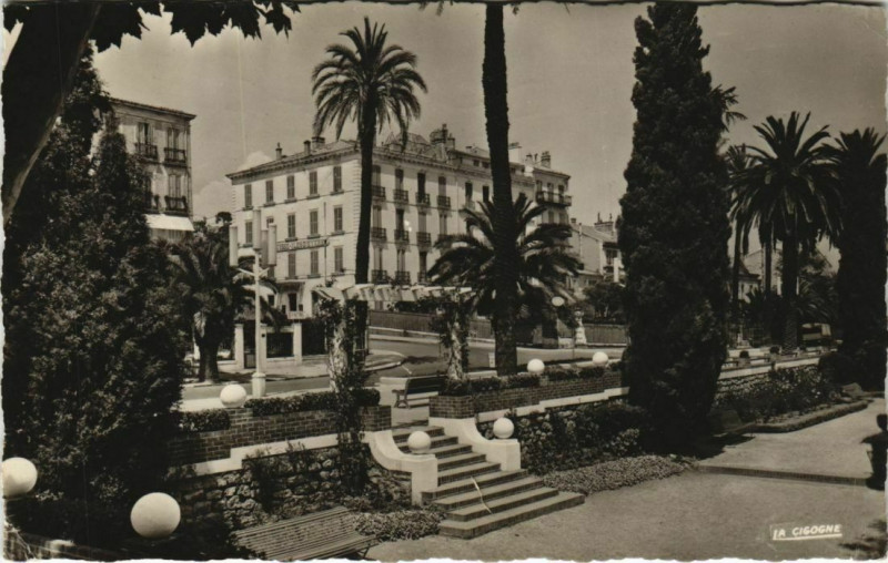 Carte postale ancienne Hyeres Ses Jardins France à Hyères