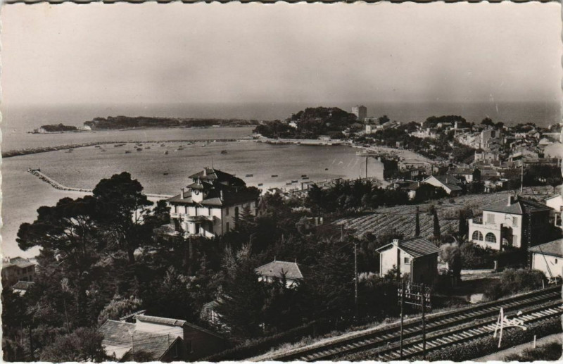 Carte postale ancienne Bandol vue generale et l'Ile de Banor France à Bandol
