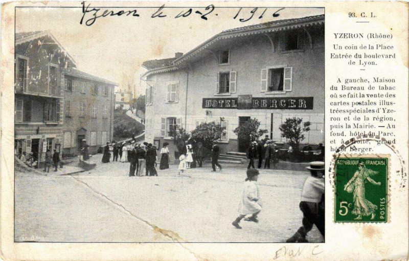 Carte postale ancienne Un coin de la Place - Entrée du boulevard de Lyon à Yzeron
