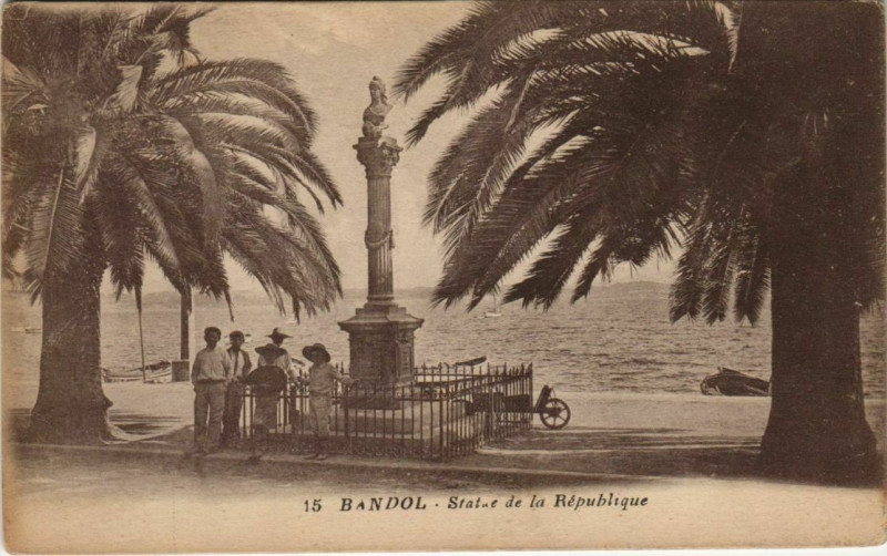 Carte postale ancienne Bandol Statue de la Republique France à Bandol