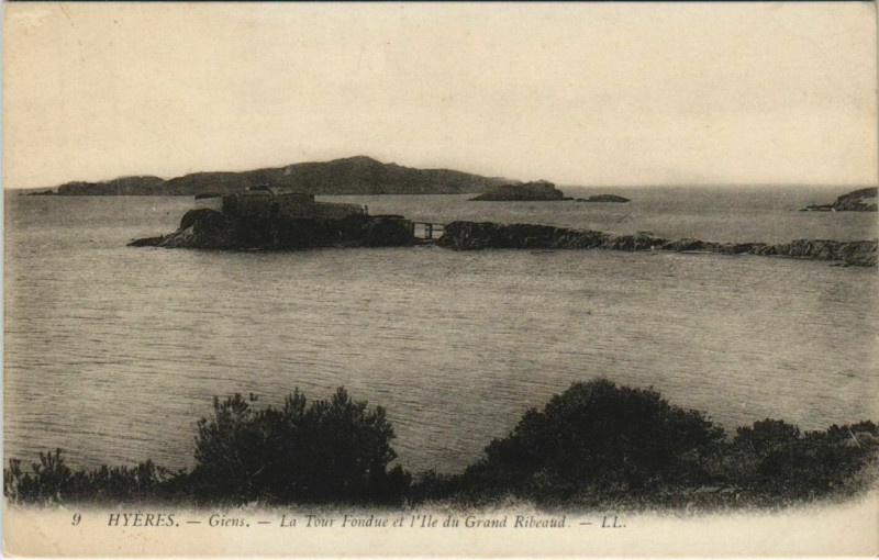Carte postale ancienne Hyeres Tour Fondue et l'Ile Grand Ribeaud France à Hyères