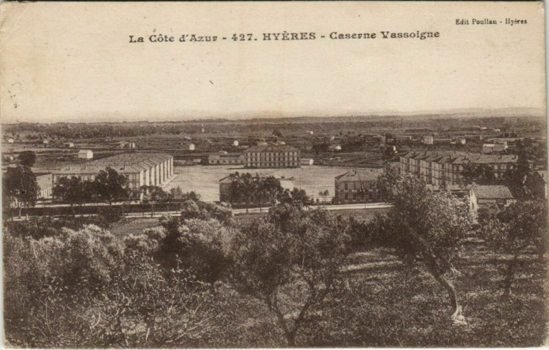 Carte postale ancienne Hyeres Caserne Vassoigne France à Hyères