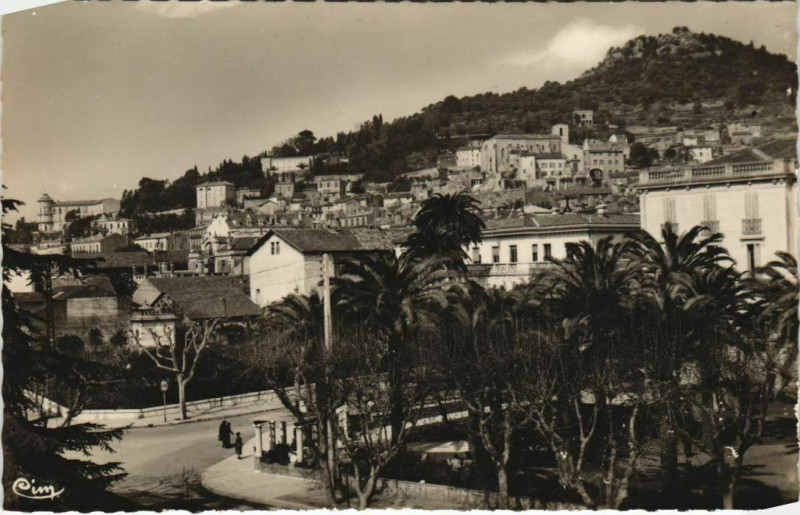 Carte postale ancienne Hyeres Echappee sur la Ville France à Hyères