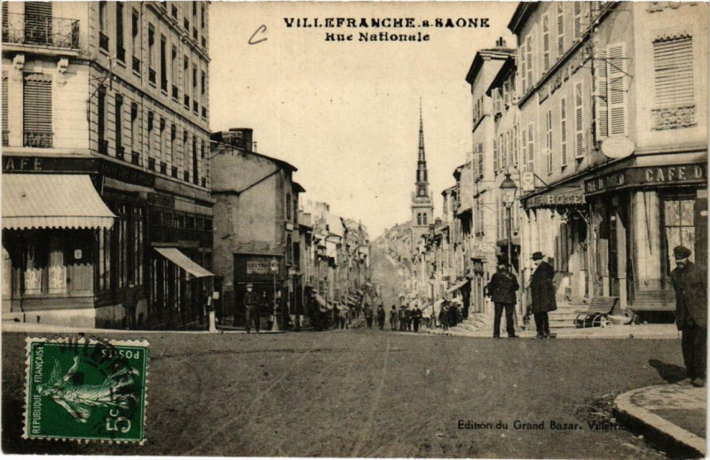Carte postale ancienne Villefranche-sur-Saone Rue Nationale à Villefranche-sur-Saône