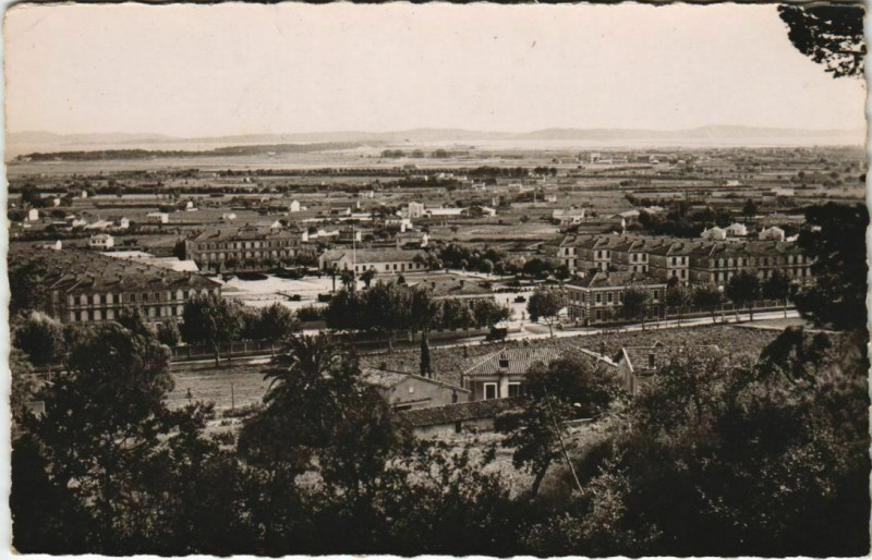 Carte postale ancienne Hyeres vue generale et les casernes France à Hyères