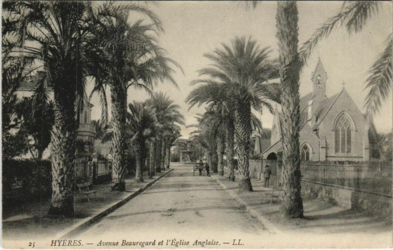 Carte postale ancienne Hyeres Avenue Beauregard et Eglise Anglaise France à Hyères