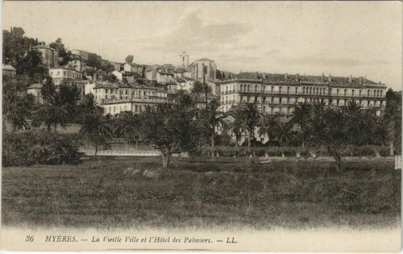 Carte postale ancienne Hyeres La vieille Ville et l'Hotel des Palmiers France à Hyères