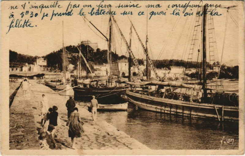 Carte postale ancienne Hyeres Le Port et la jetee France à Hyères