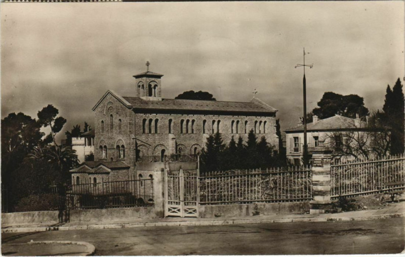 Carte postale ancienne Hyeres Chapelle des Soeurs Franciscaines France à Hyères