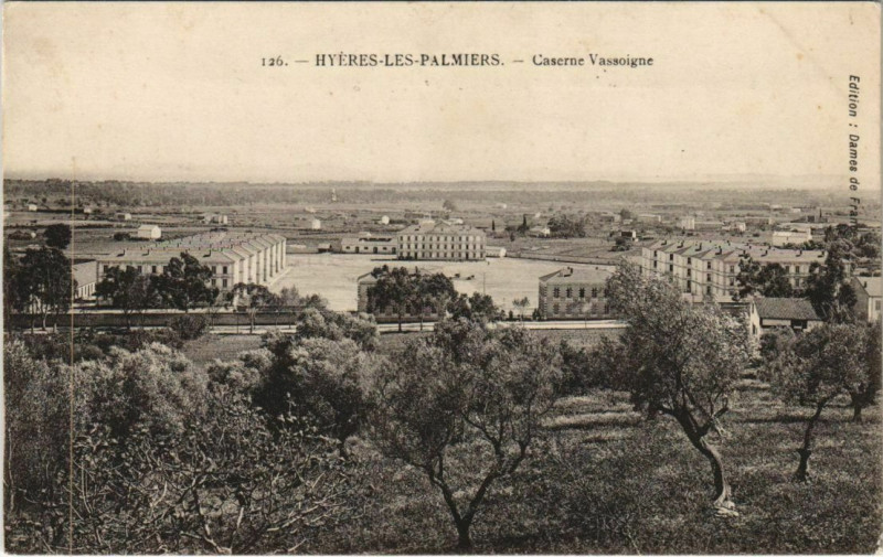 Carte postale ancienne Hyeres CaserneVassoigne France à Hyères