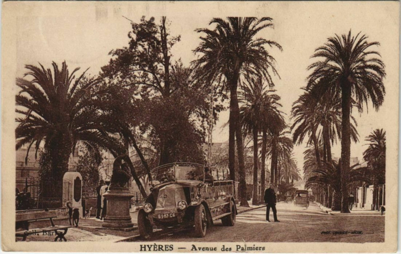 Carte postale ancienne Hyeres Avenue des Palmiers France à Hyères