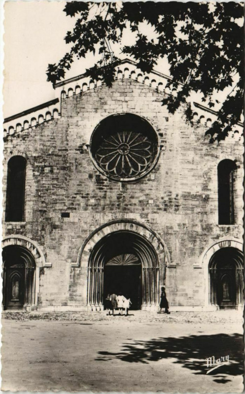 Carte postale ancienne Hyeres Eglise Saint-Louis France à Hyères