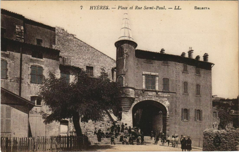Carte postale ancienne Hyeres Place et Rue Saint Paul France à Hyères