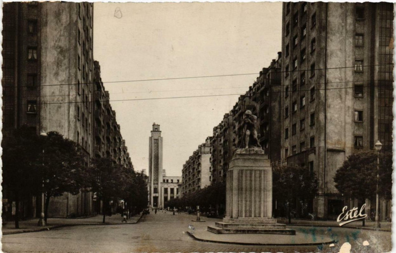 Carte postale ancienne Villeurbanne L'Avenue Henri-Barbusse et l'Hotel de Ville à Villeurbanne