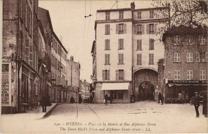 Carte postale ancienne Hyeres Place de la Mairie et Rue Alphonse Denis France à Hyères