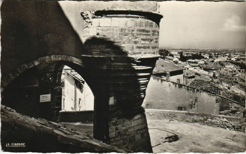 Carte postale ancienne Hyeres Porte Saint-Paul et le vieux France à Hyères