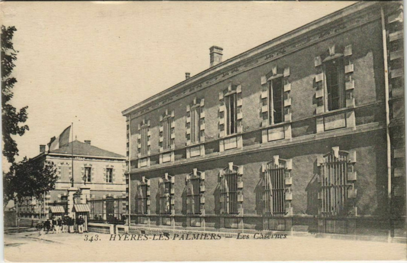 Carte postale ancienne Hyeres Les Casernes France à Hyères
