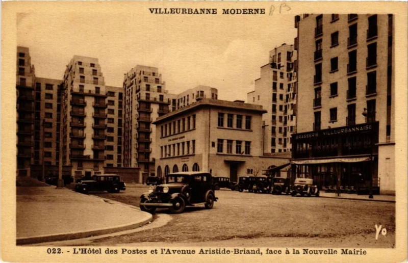 Carte postale ancienne Villeurbanne L'Hotel des Postes et l'Avenue Aristide-Briand à Villeurbanne